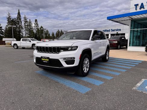 Used 2024 Jeep Grand Cherokee Limited AWD/4WD image 3