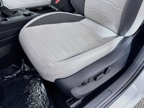 Certified 2025 Volkswagen Taos SE AWD/4WD image 18