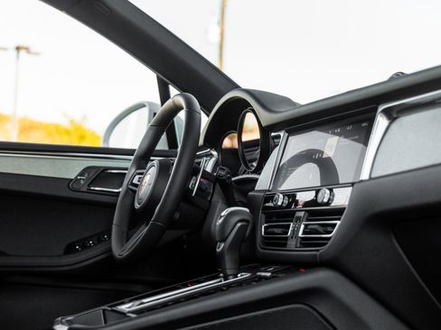 Certified 2026 Porsche Macan AWD/4WD image 48