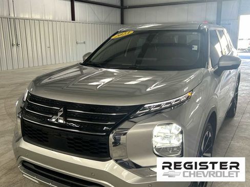 Used 2023 Mitsubishi Outlander SE image 1