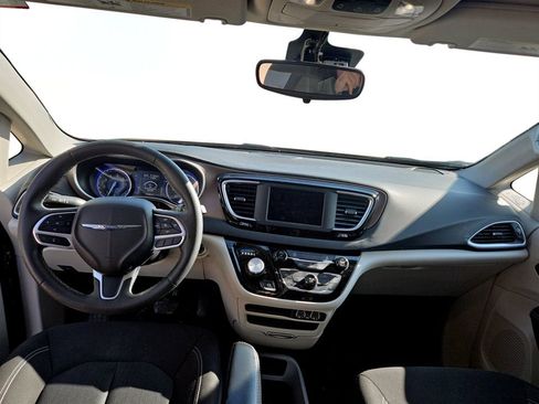 Used 2023 Chrysler Voyager LX image 13