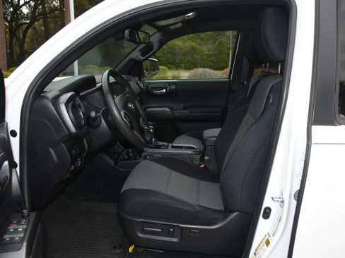 Used 2022 Toyota Tacoma TRD Sport w/ Technology Package image 7