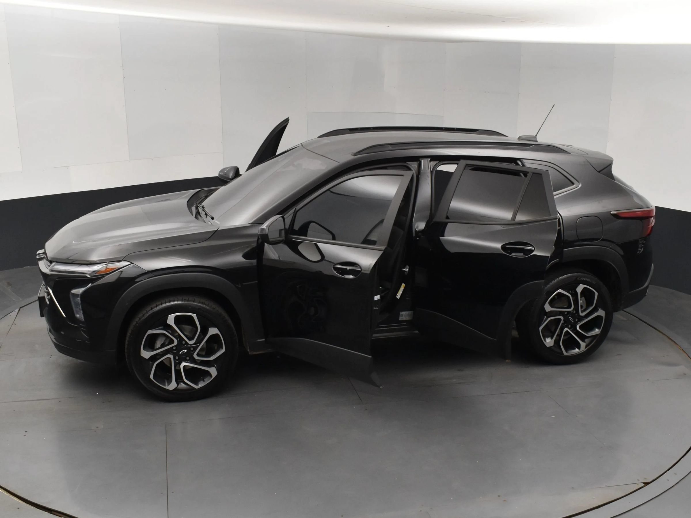 Used 2025 Chevrolet Trax RS FWD image 7