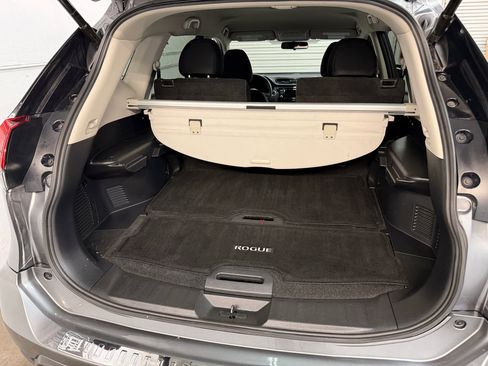 Used 2018 Nissan Rogue SV image 37