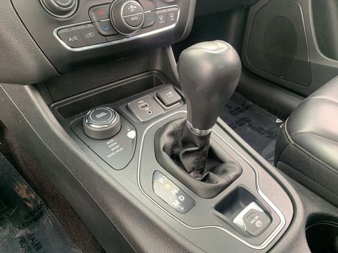 Used 2019 Jeep Cherokee Latitude Plus w/ Comfort/Convenience Group image 28