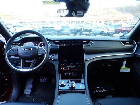 New 2025 Jeep Grand Cherokee Limited w/ Black Appearance Package AWD/4WD image 15