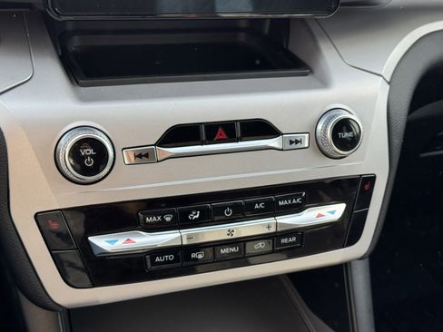 Used 2024 Ford Explorer XLT image 22