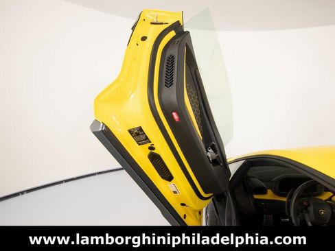 Used 2024 Lamborghini Revuelto image 13