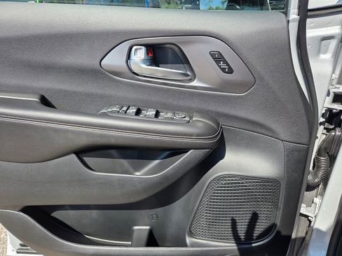 New 2026 Chrysler Pacifica Select image 19