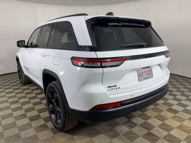Used 2023 Jeep Grand Cherokee Altitude AWD/4WD image 12