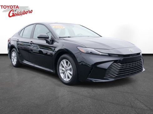 Used 2025 Toyota Camry LE image 3