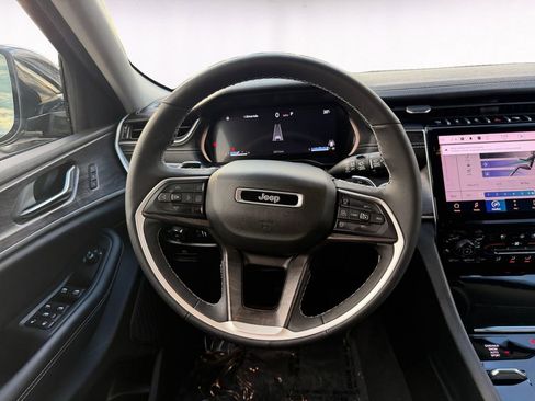 Used 2023 Jeep Grand Cherokee Limited w/ Luxury Tech Group II image 12