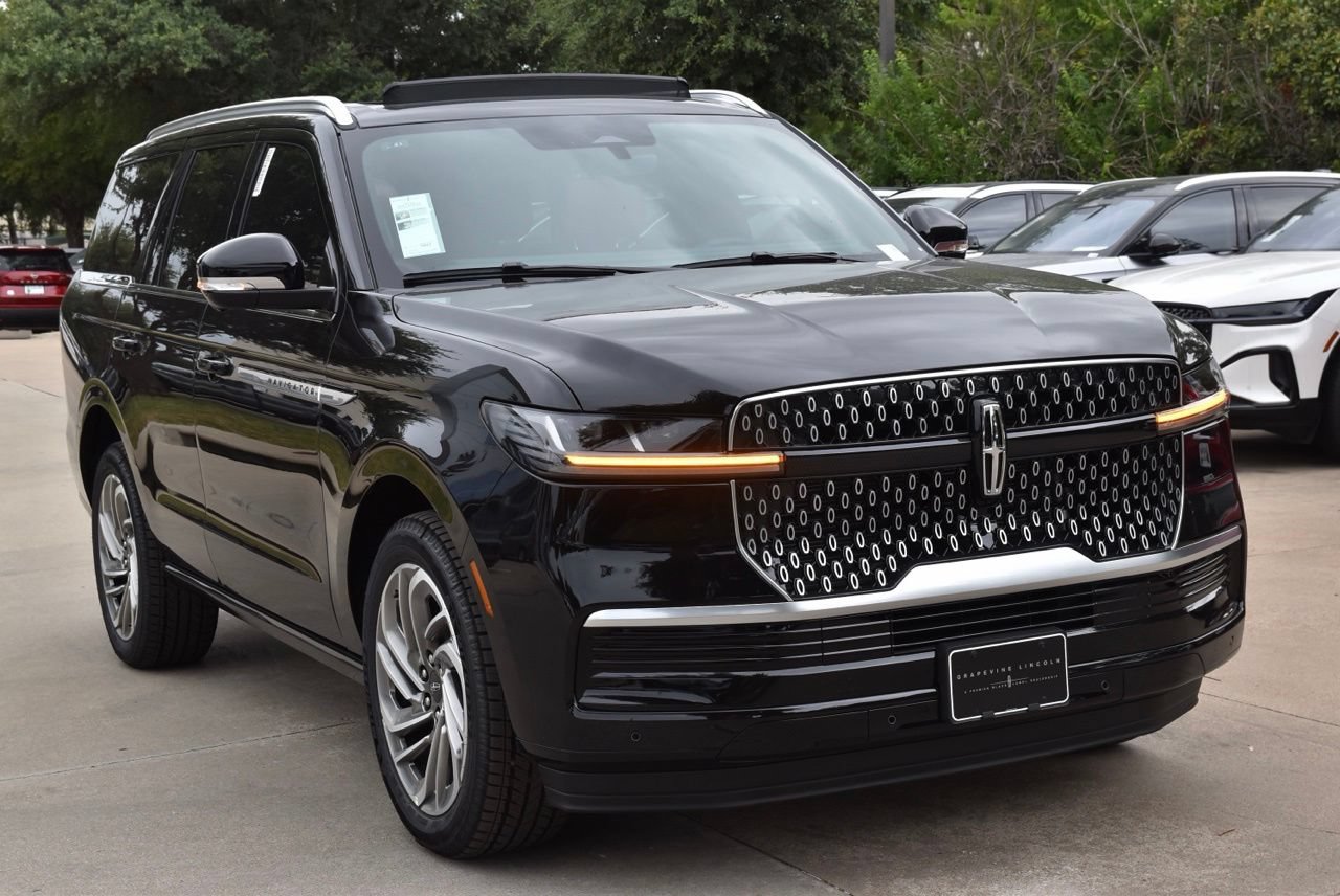 New 2027 Lincoln Navigator Reserve AWD/4WD image 3