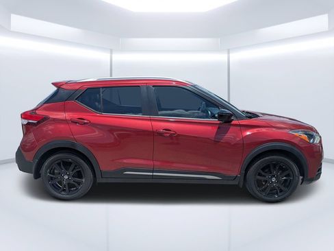 Used 2020 Nissan Kicks SR w/ SR Premium Package FWD image 2