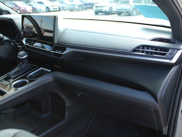 Used 2026 Toyota Sienna Platinum AWD/4WD image 24