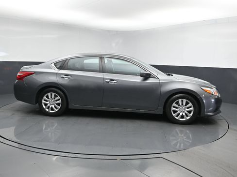 Used 2017 Nissan Altima 2.5 S w/ Power Driver Seat Package FWD image 3