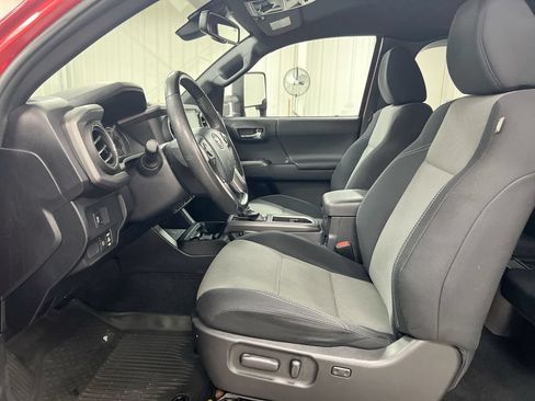 Used 2020 Toyota Tacoma TRD Off-Road AWD/4WD image 19
