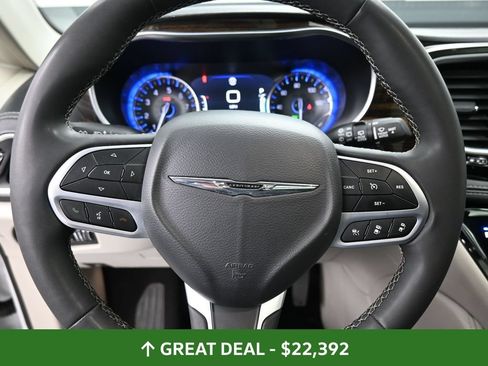 Used 2023 Chrysler Pacifica Limited FWD image 40