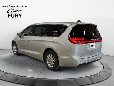 Used 2024 Chrysler Pacifica Touring-L FWD image 5