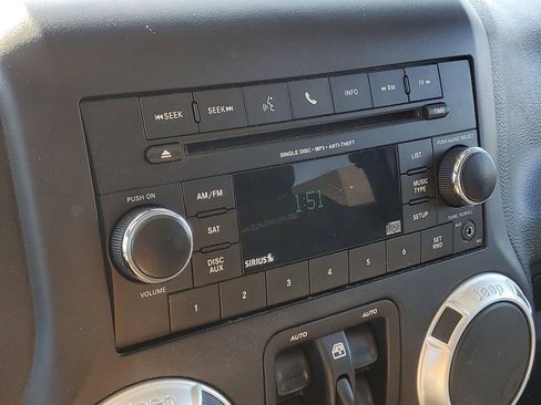 Used 2017 Jeep Wrangler Unlimited Sahara w/ Connectivity Group image 17