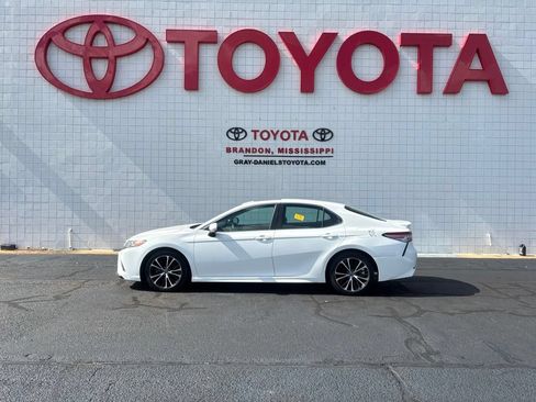 Used 2018 Toyota Camry SE w/ Moonroof Package FWD image 5