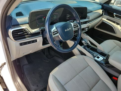 Used 2024 Kia Telluride EX w/ EX Captain's Chair Package FWD image 3
