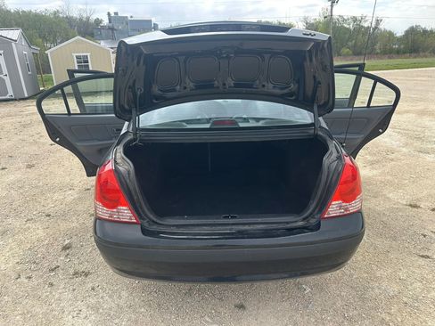 Used 2005 Hyundai Elantra GLS FWD image 13