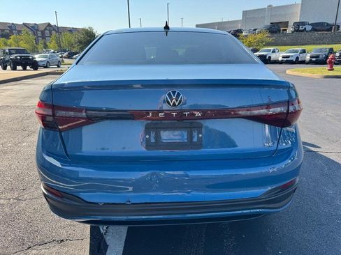 Used 2025 Volkswagen Jetta SE FWD image 4