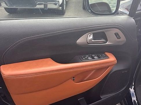 Used 2024 Chrysler Pacifica Pinnacle FWD image 25