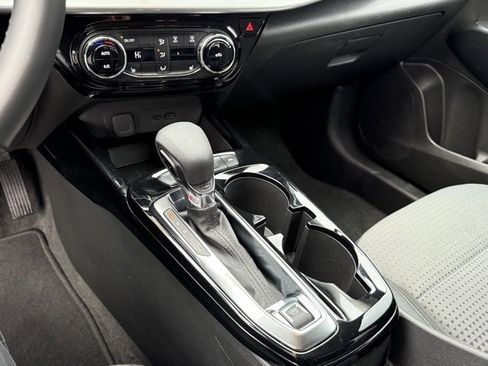 Used 2025 Chevrolet Trax LT w/ LT Convenience Package image 22