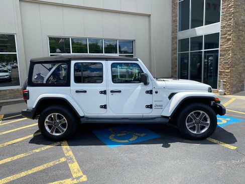 Used 2018 Jeep Wrangler Unlimited Sahara AWD/4WD image 15