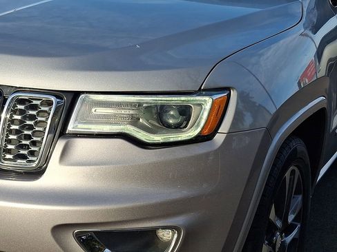 Used 2017 Jeep Grand Cherokee Overland image 9