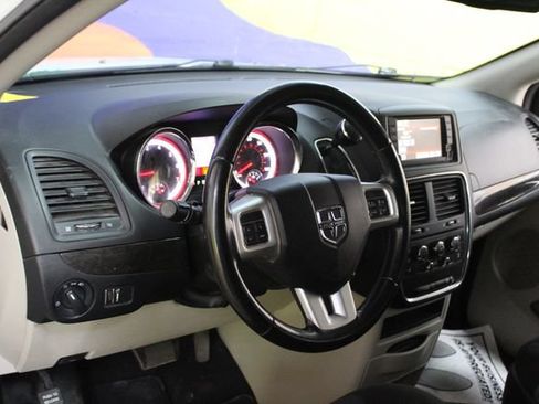 Used 2019 Dodge Grand Caravan SE w/ Rear Park Assist Package FWD image 14