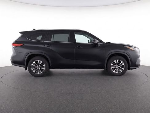 Used 2021 Toyota Highlander XLE AWD/4WD image 7