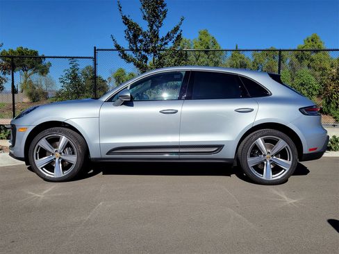 Used 2025 Porsche Macan image 2