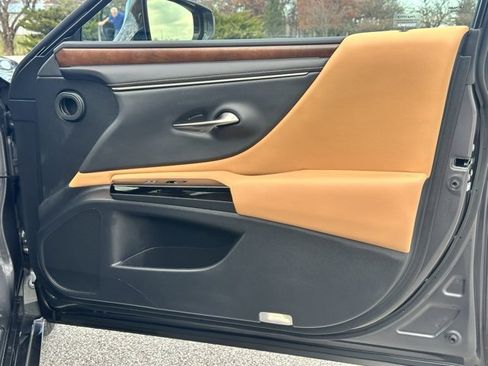 Used 2023 Lexus ES 300h w/ Accessory Package (Z2) image 17