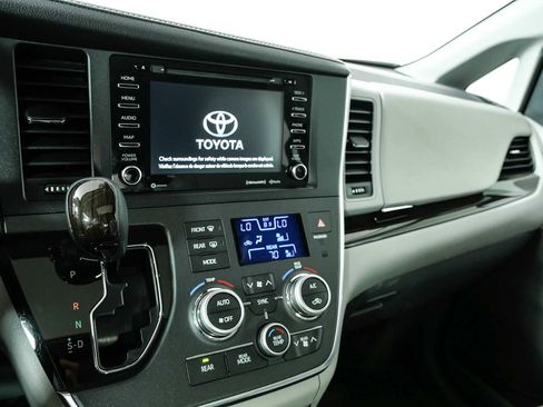 Used 2018 Toyota Sienna XLE w/ XLE Navigation Package FWD image 12
