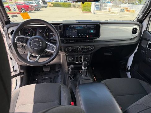 Used 2024 Jeep Wrangler Unlimited Sahara AWD/4WD image 15