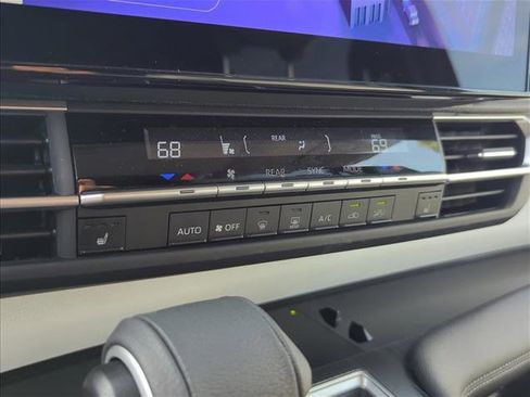 Used 2025 Toyota Sienna XLE FWD image 19