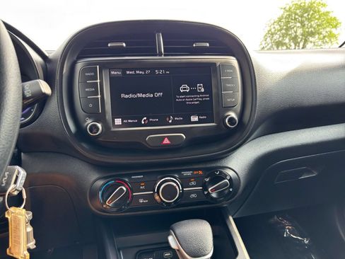 Used 2025 Kia Soul LX w/ LX Technology Package FWD image 21