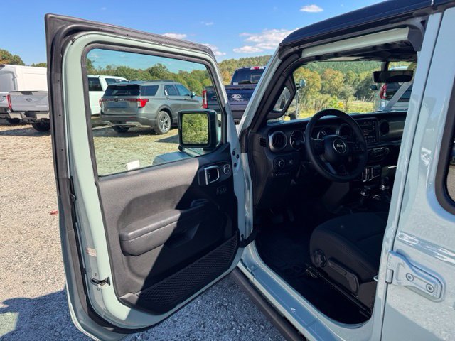 Used 2023 Jeep Wrangler Unlimited w/ Cold Weather Group AWD/4WD image 12