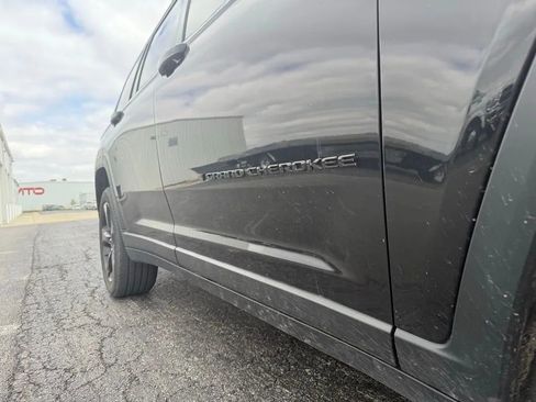 Used 2023 Jeep Grand Cherokee L Laredo AWD/4WD image 11
