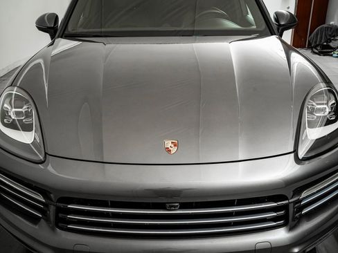 Certified 2022 Porsche Cayenne E-Hybrid w/ Premium Package image 20