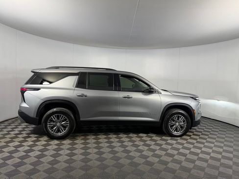 Used 2025 Chevrolet Traverse LT FWD image 7