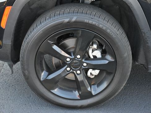 Used 2023 Jeep Grand Cherokee Altitude AWD/4WD image 10