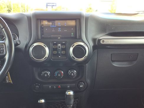 Used 2018 Jeep Wrangler Unlimited Sahara w/ Connectivity Group AWD/4WD image 28