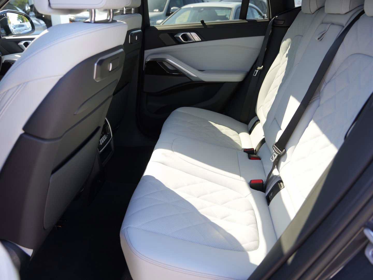 Used 2027 BMW X6 xDrive40i AWD/4WD image 11