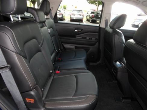 Certified 2023 Nissan Pathfinder SL w/ Black Appearance Package image 31