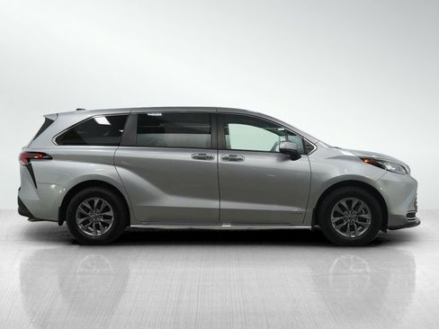Used 2021 Toyota Sienna XLE image 6