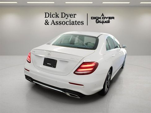 Used 2017 Mercedes-Benz E 300 4MATIC image 2